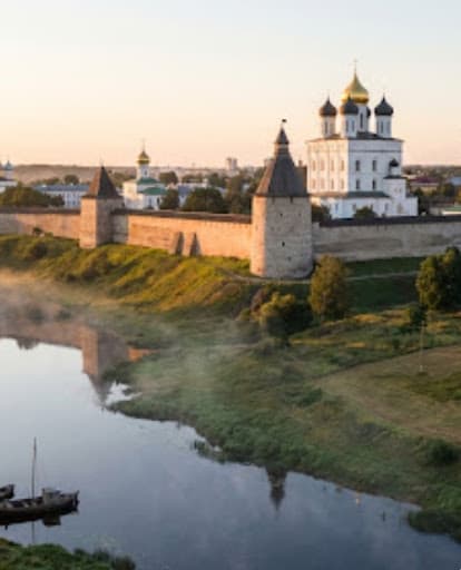 Псковский Кром со стороны реки Великой